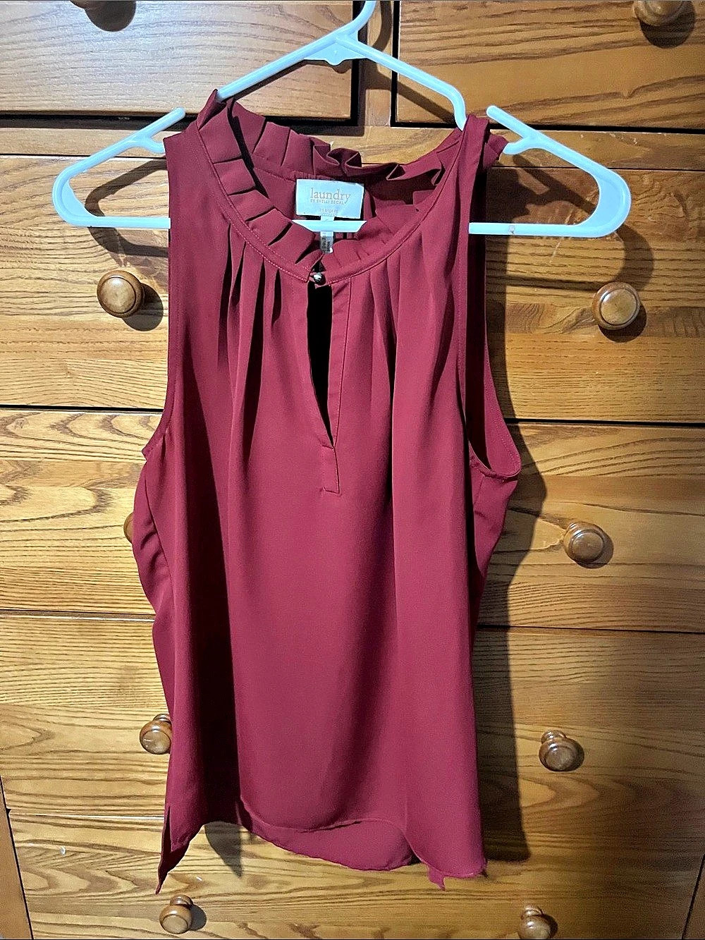 Laundry Sleeveless Pleated Blouse in Burgundy Size Medium Like New